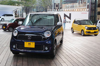 2012年11月に都内で開催された、発表会でのひとこま。「ホンダN-ONE」には単色で11色、ツートンカラーで5色のボディーカラーが用意される。