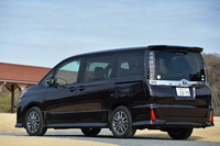 「ヴォクシーZS」のリアビュー。エアロパーツを装着する同グレードは、ボディーサイズゆえに“3ナンバー車”となる。
    