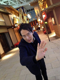 羽田空港国際線ターミナルのレストラン街「江戸小路」で歌舞伎風にきめてみた筆者近影。