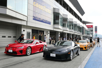 午後の部後半は、ハイパフォーマンスモデルを使った体験型のプログラムが実施される。この日、スーパースポーツ「LFA」は5台用意された。
    