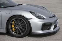 3つの大型フロントエアインテークは、その背後にある3つのラジエーターとフロントブレーキに冷却用のエアを供給する。
    