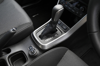 トランスミッションは、副変速機付きのCVTのみ。シフトレバーのそば（写真ではレバーの下）には、走行モードの選択スイッチが置かれる。