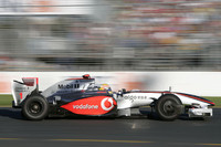 予選、決勝を通じて精彩を欠いたディフェンディングチャンピオン、ルイス・ハミルトン。混乱の影響で3位で終わったが、マクラーレンのニューマシン「MP4-24」に問題があることは明らか。（写真＝Mercedes Benz）