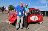 大歓迎してくれた実行委員会のピョートル・マイェウスキさん（37歳：右）は、日ごろはビジネススクールで教鞭（きょうべん）をとる。