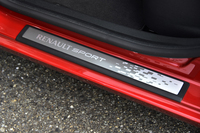 サイドシルには「RENAULT SPORT」ロゴ入りキッキングプレートが装着される。