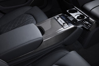 リアの中央席の背もたれは、前方に倒せば、左右席用のアームレストに。独立式の空調ダイヤルやカップホルダーが備わっている。