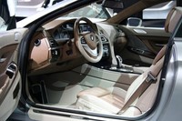 「コンセプト6シリーズクーペ」の室内。ドライバー方向に傾けられたセンターコンソールなど、BMW伝統のモチーフを見てとることができる。