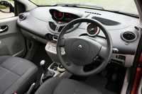 ドライバーの面前には、タコメーターのみ。スピードその他のインフォメーションは、ダッシュボード中央のデジタルメーター内に表示される。