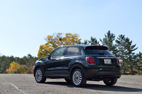 2015年10月に国内販売がスタートした、スモールSUV「フィアット500X」。ボディーサイズのほかに、ドアが5枚ある点も、3ドアハッチバックの「500」と異なる。