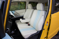 ホワイトに淡いブルーのラインをあしらった「グライド スタイル」のシート。フロントシートは全車ベンチ式で、収納付きのセンターアームレストが装備される。