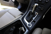 イグニッションはボタン式に改められた。位置も旧型より前方に移されている。

