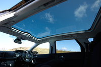 「308SWシエロ」と「308シエロ」には、パノラミックガラスルーフが装備される。