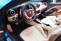 インテリアの様子。トランスミッションは、パドルシフト付きの7段ATのみとなる。