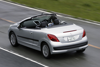 【スペック】レザー：全長×全幅×全高＝4030×1750×1395mm／ホイールベース＝2540mm／車重＝1440kg／駆動方式＝FF／1.6リッター直4DOHC16バルブ（120ps/6000rpm、16.3kgm/4250rpm）／価格＝330.0万円（テスト車＝同じ）