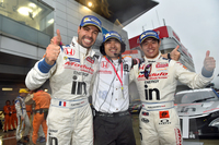 勝利を喜ぶ、ウイダー モデューロ 童夢 レーシングの面々。写真左から、フレデリック・マコヴィッキィ、天澤天二郎監督、そして山本尚貴。
    