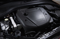 1750rpmという低回転域で40.8kgmの最大トルクを発生する、ボルボのクリーンディーゼル「D4」ユニット。アイドリングストップ機能も備わる。
    