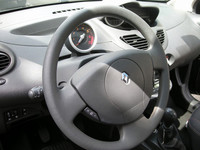 ステアリングコラムの上には、7000回転まで目盛られたタコメーター。