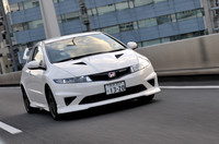 高速道路をひた走る、「無限シビック タイプR ユーロ」。派手なエアロパーツと鍛造ホイールが個性を主張する。なおホイールの色は、テスト車のブロンズのほかガンメタリックも選べる。