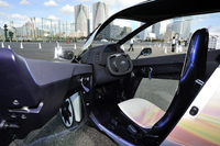 「i-ROAD」の室内。シフトセレクターはボタン式で、リバースギアも備える。
    