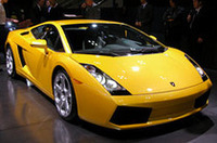 
	【写真上】アウトモビリ・ランボルギーニ・ジャパンのカルロ・ザンボット代表
	【写真下】アウディ傘下に入ってからの第2弾となる「ガヤルド」。サイズから“ベイビーランボ”の異名をもつが、それでも5リッターV10（500ps、52.0kgm）という強力な心臓で、マックス309km/hまで到達する高性能スポーツモデルであることに変わりはない。
	トランスミッションは、ステアリング裏のパドルでギアを変える2ペダル6段MT「e-gear」。透明エンジンフードやスポーツサスペンションに加え、スポーツタイヤやスノータイヤなども用意される。
	 