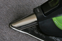 鋭いエッジが設けられた「DW6010」の先端部は、ワイシャツの襟部分などのアイロンがけに適している。