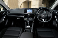 インパネまわりは操作性を重視したオーソドックスな造形。今回の2台の試乗車には、ディーラーオプションのパイオニア製HDDナビゲーションシステム（19万4000円）が装備されていた。