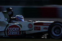 ホンダにとって、ルーベンス・バリケロがスタートで接触しウィング破損、順位を落とすという躓きで始まった日本GP。バリケロは12位完走だったが、ジェンソン・バトン（写真）は7番グリッドからポジションをあげ、4位でポイントを獲得した。（写真＝KLM Photographics J）