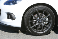 タイヤサイズは「RS」と「RS RHT」が205/45R17、その他が205/50R16。
    