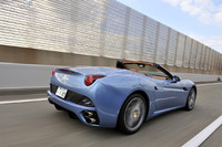 高速道路をゆくカリフォルニア。0-100km/h加速は4.0秒で完了。そのまま最高速の310km/hまで（場所によっては）速度を上げ続ける。