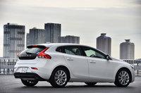 
	“プレミアム・スポーツコンパクト”を掲げる「V40」。クーペらしいフォルムがセリングポイントの一つとなっている。
	