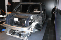 2014年以降に日本で発売予定の「メガシティビークル」の骨格。カーボンファイバーを採用することで、軽量・高剛性化が図られる。