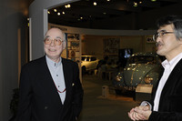 高島鎮雄さん（左）と岡部いさくさん。