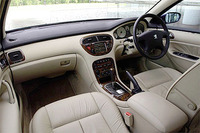 コンフォートは全車、インテリアにウッドパネルとレザーを採用。写真のインテリアは、受注生産の「アイボリースタイル」。スポートはシート生地がファブリックで、パネルはカーボン調となる。