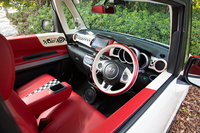 「インテリアカラーパッケージ・ダイナー スタイル」のインパネまわり。カリフォルニアの道路沿いにあるダイナーレストランをイメージしたという。