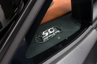 「アヴェンタドール LP720-4 ロードスター 50°アニヴェルサリオ」に与えられる、50周年のロゴとシリアルナンバーが刻まれた、フォージド・コンポジット製のバッジ。