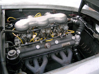 ブリストルのエンジンは、初代「400」から「406サルーン」まで、元BMWのフリッツ・フィードラーが設計した直6を搭載。405までは1997ccだった排気量は、406で初めて2216ccに拡大された。