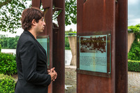 記念碑にはルクセンブルク語、フランス語、ドイツ語の3カ国語で表記されている。