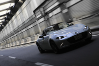 足まわりの仕様は基本的に全グレード共通。「Sスペシャルパッケージ」「Sレザーパッケージ」のMT車のみ、リアスタビライザーとLSDが装備される。