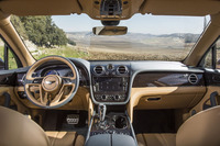 インパネデザインのテーマは「ダブルウイング」と呼ばれるもの。ベントレーのエンブレム「ベントレーウイング」のイメージを発展させた造形という。