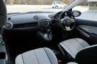 デミオのシート地は白黒2色から選択可能。特殊処理により、白でも汚れにくいという。