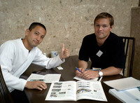 写真は、鹿児島県で開かれた「V50」プレス向け試乗会でのひとこま。右の方は、ボルボカーズ衝突担当マネージャーのラグナー・クローナさん。