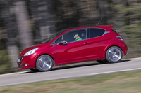 「207」の代と比べて、大幅に小型化された「208GTi」。マスの小ささと車重の軽さが、エンジンとともに動力性能を支えている。