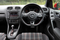 赤いステッチの入ったステアリングホイールやシフトノブなどで、ノーマルモデルとの差別化を図る。カーナビはオプション。