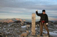 今夜の宿、頂上木曽小屋は、木曽駒ヶ岳の山頂（標高2956メートル）を越えたところにあると判明。頂上でホッと一安心。