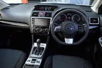 運転席まわりの様子。「レヴォーグ」の室内空間を開発するにあたっては、とりわけ質感の高さにこだわったという。
    