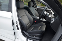 試乗車にはダコタレザーシート、電動フロントシートなどが含まれるオプションのハイラインパッケージ（39万円）が装着されていた。