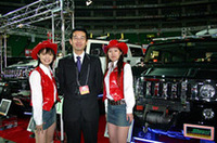 2台のハマーと2人のキャンギャルを横にご満悦の朝倉氏。二玄社主催の関西イベントにはよく出展してくれるのでご存知の読者も多いだろう。