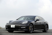 【テスト車のオプション装備】
インテリアカラー（エスプレッソ）＝14万7000円／フロアマット＝3万2000円／プライバシーガラス＝8万3000円／PCCB（ポルシェ・セラミック・コンポジット・ブレーキ）＝153万7000円／アダプティブ・クルーズ・コントロール＝35万9000円／アダプティブスポーツシート＝23万9000円／4ゾーンエアコンディショナー＝15万3000円