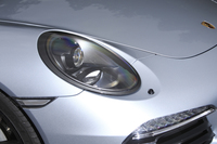 ブラック仕上げのバイキセノンヘッドランプ。アクティブヘッドライトシステムの「ポルシェ・ダイナミック・ライトシステム（PDLS）」が標準で備わる。
    