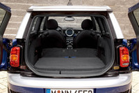 通常の「MINI」のラゲッジスペース容量160〜680リッターに対しクラブマンは260〜930リッターの容量を確保した